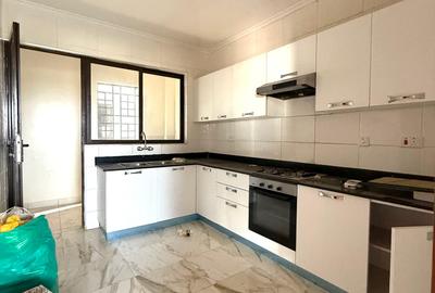 2 Bed Apartment with En Suite in Kilimani - 3