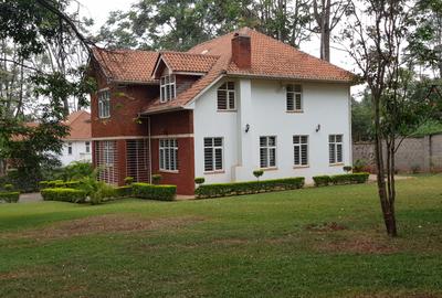 5 Bed House with En Suite at Lone Tree