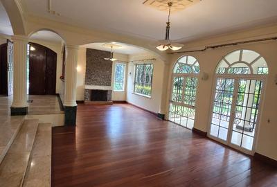 4 Bed Townhouse with En Suite in Hill View - 2