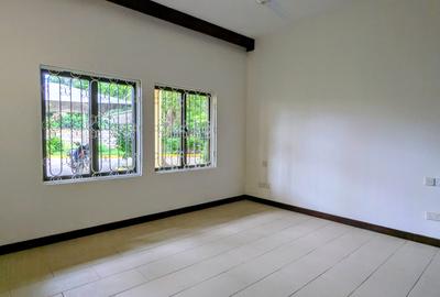 3 Bed Apartment with En Suite at Greenwood Drive - 4