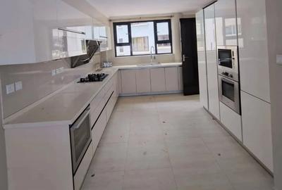 3 Bed Apartment with En Suite in Riverside