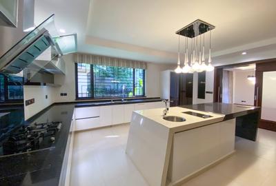 5 Bed House with En Suite in Runda