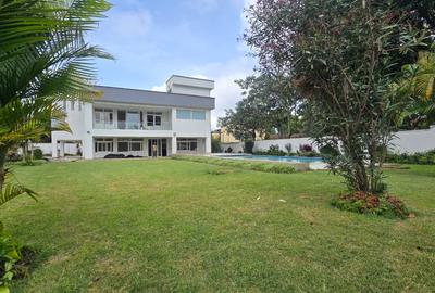 5 Bed House with En Suite in Runda