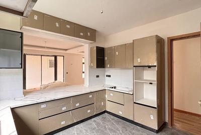 6 Bed Townhouse with En Suite in Lavington - 4