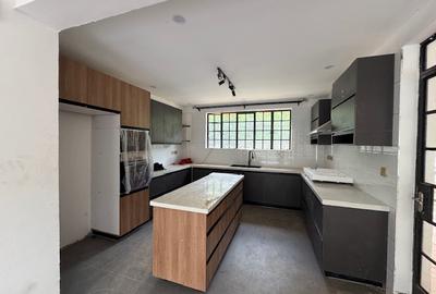 4 Bed Villa with En Suite in Rosslyn - 3