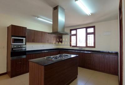 3 Bed Apartment with Swimming Pool in Riverside - 4