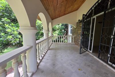 4 Bed House with En Suite at Hillview - 4