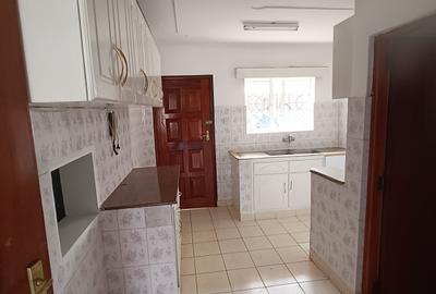 3 Bed Apartment with En Suite in Rhapta Road