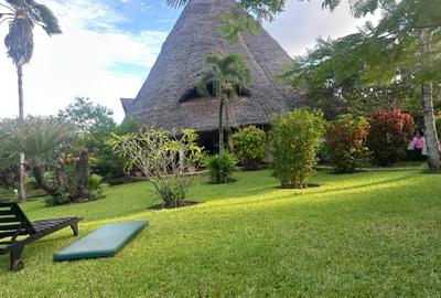 5 Bed Villa with En Suite at Beach Road