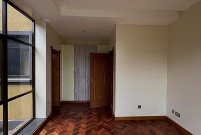 5 Bed Townhouse with En Suite in Lavington - 3