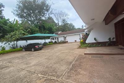 5 Bed Villa with En Suite in Runda