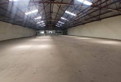 19,999 ft² Warehouse with Parking in Industrial Area