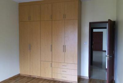 2 Bed Apartment with En Suite at Rhapta Rd