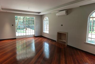 5 Bed House with En Suite in Runda
