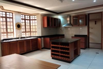 5 Bed House with En Suite in Runda