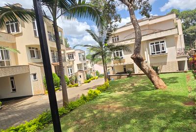 5 Bed Townhouse with En Suite at Lavington Green - 4