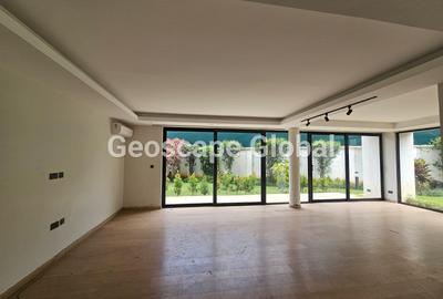 5 Bed House with En Suite in Lavington - 2