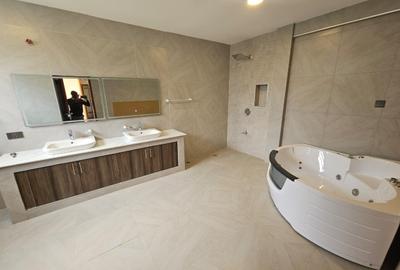 5 Bed House with En Suite in Kyuna