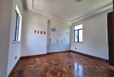 5 Bed Townhouse with En Suite at Mugumo