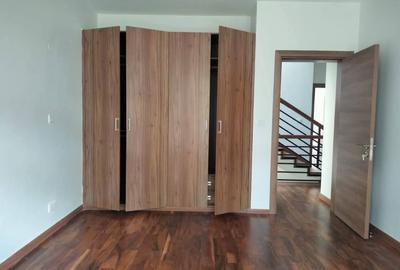 5 Bed Townhouse with En Suite in Lavington - 2