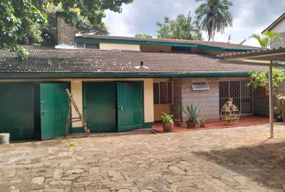 5 Bed House with En Suite in Lavington - 2