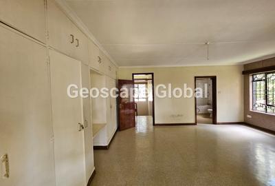 5 Bed House with En Suite in Nyari - 4