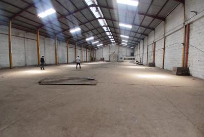 14,000 ft² Warehouse with Parking in Industrial Area