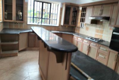 5 Bed Townhouse with En Suite in Lavington