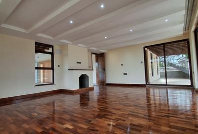 4 Bed House with En Suite in Rosslyn - 2
