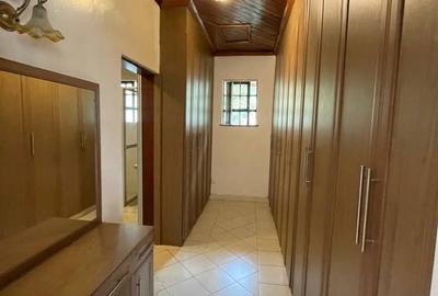 5 Bed Townhouse with En Suite in Lavington - 2