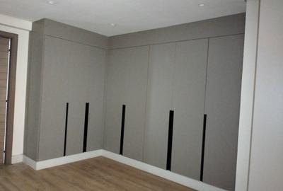 5 Bed Townhouse with En Suite in Brookside - 2