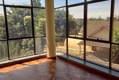 5 Bed House with En Suite in Lavington