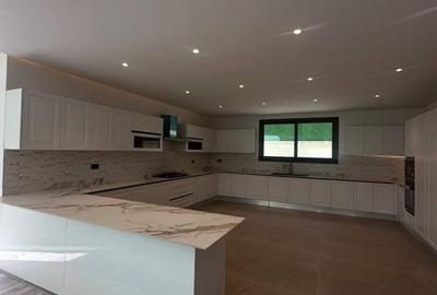 5 Bed Villa with En Suite in Lavington