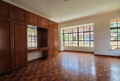 5 Bed House with En Suite in Lavington - 4