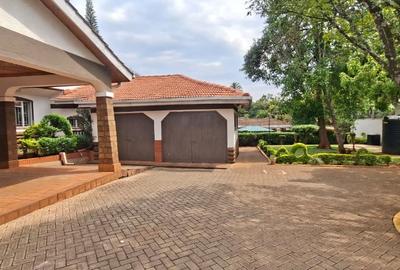 4 Bed House with En Suite in Rosslyn - 2