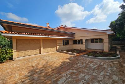 5 Bed House with En Suite in Runda