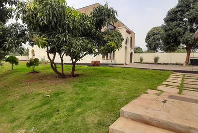 5 Bed House with En Suite in Runda