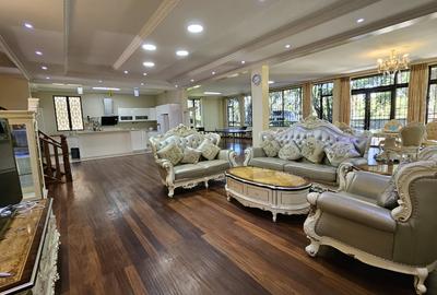 5 Bed House with En Suite at Near Unep