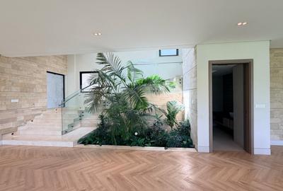 5 Bed Villa with En Suite in Spring Valley - 4