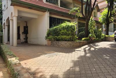 5 Bed House with En Suite in Lavington - 3