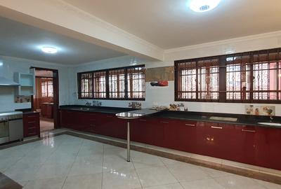 4 Bed Apartment with En Suite in Parklands