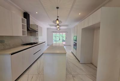 4 Bed House with En Suite at Lavington - 3