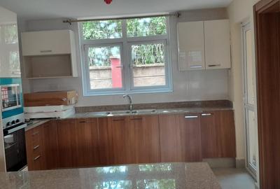 3 Bed Apartment with En Suite in Kilimani - 4