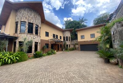 5 Bed Villa with En Suite in Kyuna
