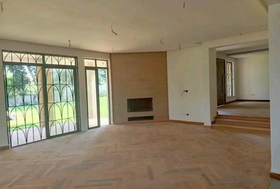 5 Bed House with En Suite in Runda