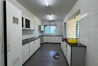3 Bed Apartment with En Suite in Rhapta Road - 3
