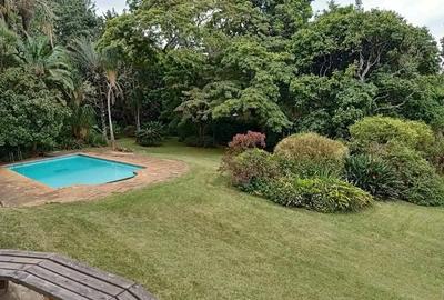 5 Bed House with En Suite in Ridgeways - 2