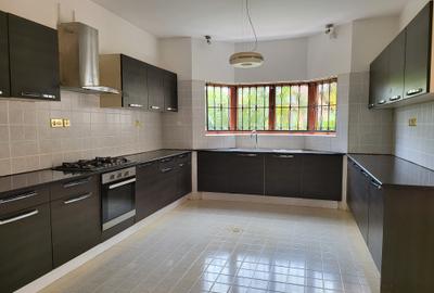 5 Bed Townhouse with En Suite in Runda - 2