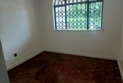 4 Bed House with En Suite in Lavington