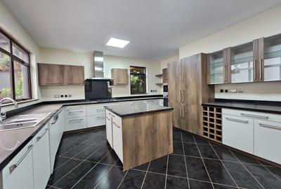 5 Bed Townhouse with En Suite in Lavington